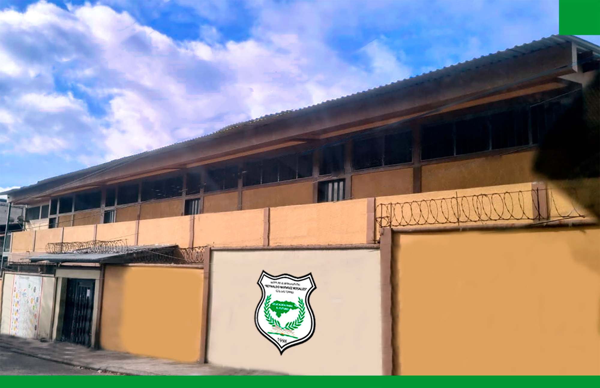 Fotografía frontal del colegio